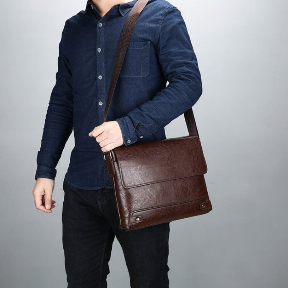 Simple khaki Men's bag with texture High Quality bag lid style shoulder bag, casual Men's multi pocket Men's bag, large capacity Men's bag, casual trendy mailman bag