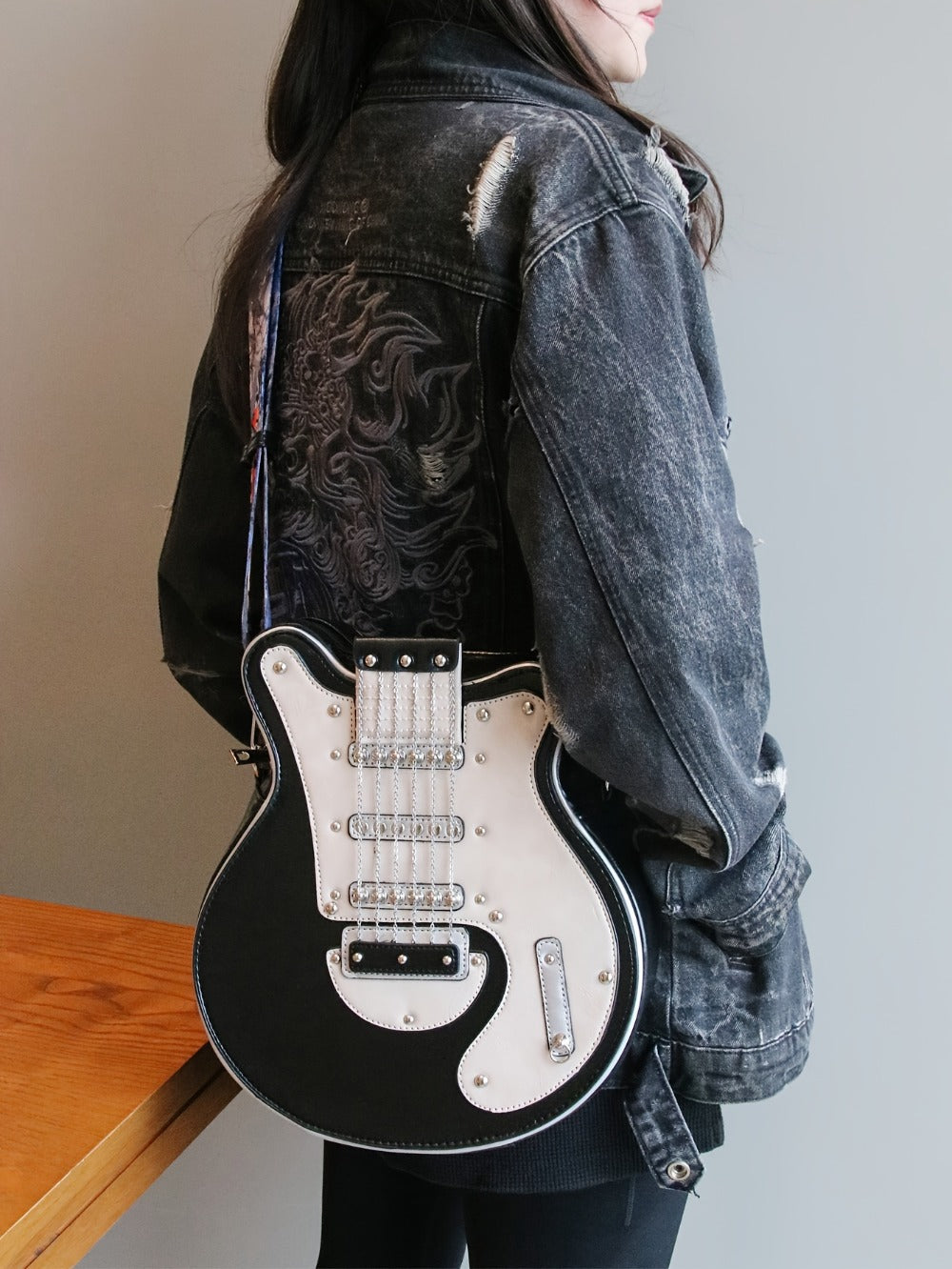 Distinctive Creative Y2K Hot American Style  Guitar Shaped Bag Beth Guitar Shaped Bag Shoulder Bag Crossbody Bag Fashionable Chain Rivet Decoration Color Contrast Wide Shoulder Strap Women's Bag Street Unisex Bag