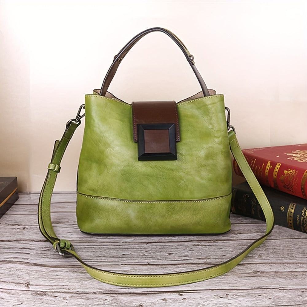 A Retro Style Women'S Genuine Leather Crossbody Bag Featuring an Adjustable Shoulder Strap, a Zipper Closure, And a, Made in Guangzhou Solid Color Design, Urban Style, Spacious Messenger Bag