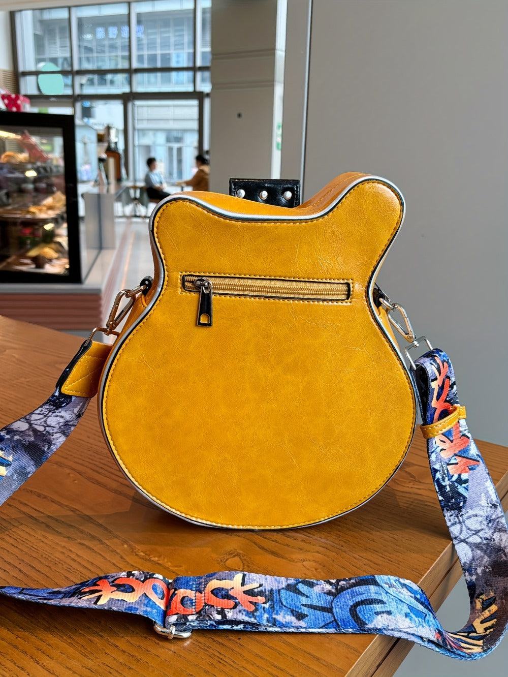 Crossbody Bag – Guitar Shaped Y2k Chain Rivet | Bag Vero – detail view 19