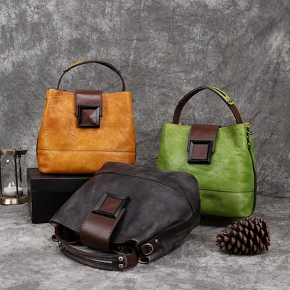 A Retro Style Women'S Genuine Leather Crossbody Bag Featuring an Adjustable Shoulder Strap, a Zipper Closure, And a, Made in Guangzhou Solid Color Design, Urban Style, Spacious Messenger Bag