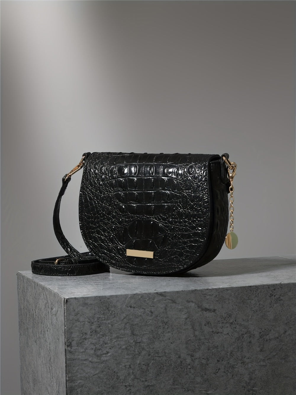 New Fashionable And Elegant Crossbody Small Bag Crocodile Pattern Faux Leather Women'S Crossbody Bag, Safety Flap Small Bag Semi-Circular Women'S Bag Daily Commuter Versatile Women'S Bag Detachable Shoulder Strap