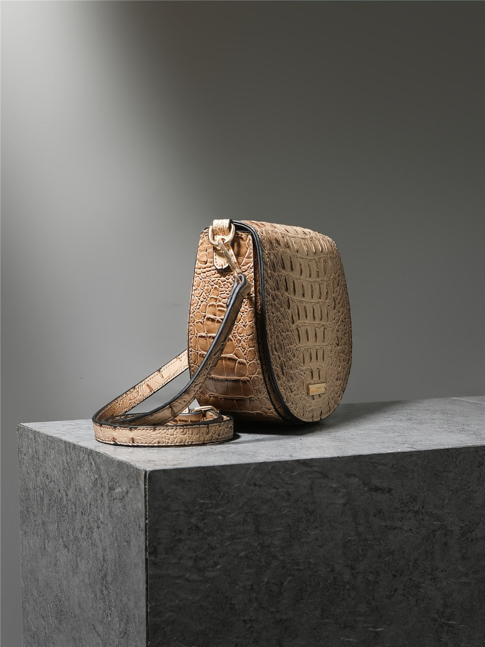 New Fashionable And Elegant Crossbody Small Bag Crocodile Pattern Faux Leather Women'S Crossbody Bag, Safety Flap Small Bag Semi-Circular Women'S Bag Daily Commuter Versatile Women'S Bag Detachable Shoulder Strap