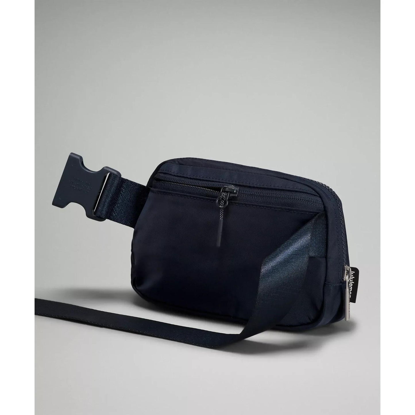 Lululemon Athletica Lululemon Everywhere Belt Bag 1L (True Navy) – Compact Hands-Free Waist Pack/Crossbody Sling, Unisex Adjustable Strap, Multiple Zippered Pockets & Main Compartment, Lightweight Streetwear Travel Festival Running Gym Everyday-Carry Orga