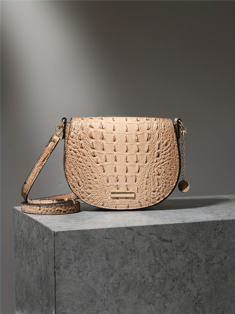 New Fashionable And Elegant Crossbody Small Bag Crocodile Pattern Faux Leather Women'S Crossbody Bag, Safety Flap Small Bag Semi-Circular Women'S Bag Daily Commuter Versatile Women'S Bag Detachable Shoulder Strap