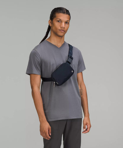 Lululemon Athletica Lululemon Everywhere Belt Bag 1L (True Navy) – Compact Hands-Free Waist Pack/Crossbody Sling, Unisex Adjustable Strap, Multiple Zippered Pockets & Main Compartment, Lightweight Streetwear Travel Festival Running Gym Everyday-Carry Orga