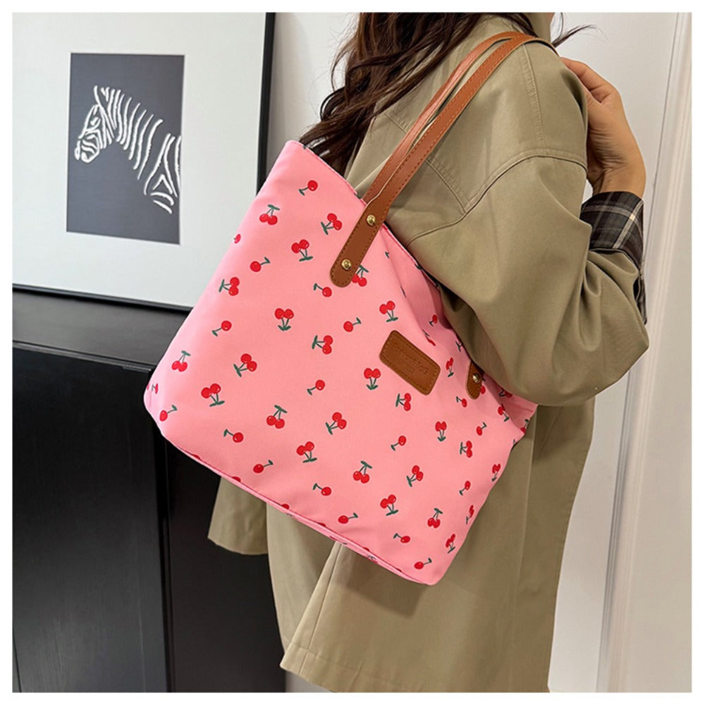 A Stylish And Spacious Handbag for Women, Perfect for Commuting, Featuring a Unique Printed Design That Can Be Used in Various Ways