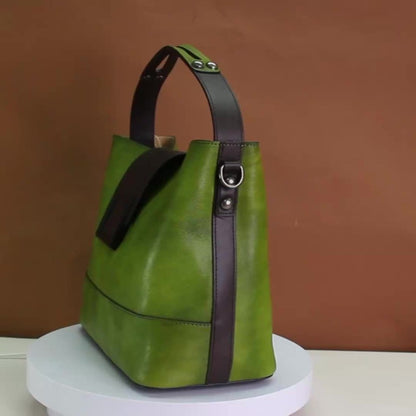 A Retro Style Women'S Genuine Leather Crossbody Bag Featuring an Adjustable Shoulder Strap, a Zipper Closure, And a, Made in Guangzhou Solid Color Design, Urban Style, Spacious Messenger Bag