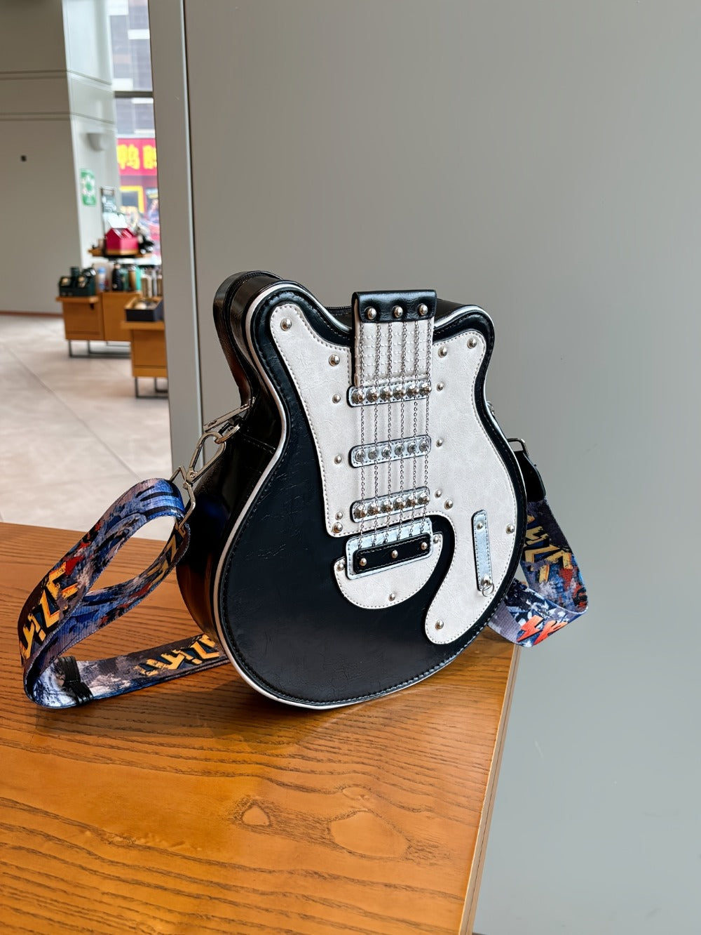 Crossbody Bag – Guitar Shaped Y2k Chain Rivet | Bag Vero – detail view 30