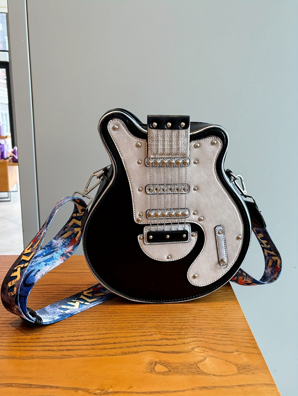 Crossbody Bag – Guitar Shaped Y2k Chain Rivet | Bag Vero – detail view 31