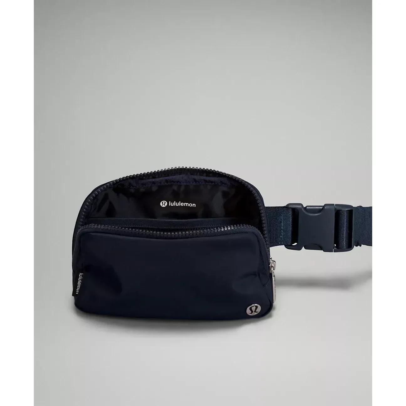 Lululemon Athletica Lululemon Everywhere Belt Bag 1L (True Navy) – Compact Hands-Free Waist Pack/Crossbody Sling, Unisex Adjustable Strap, Multiple Zippered Pockets & Main Compartment, Lightweight Streetwear Travel Festival Running Gym Everyday-Carry Orga