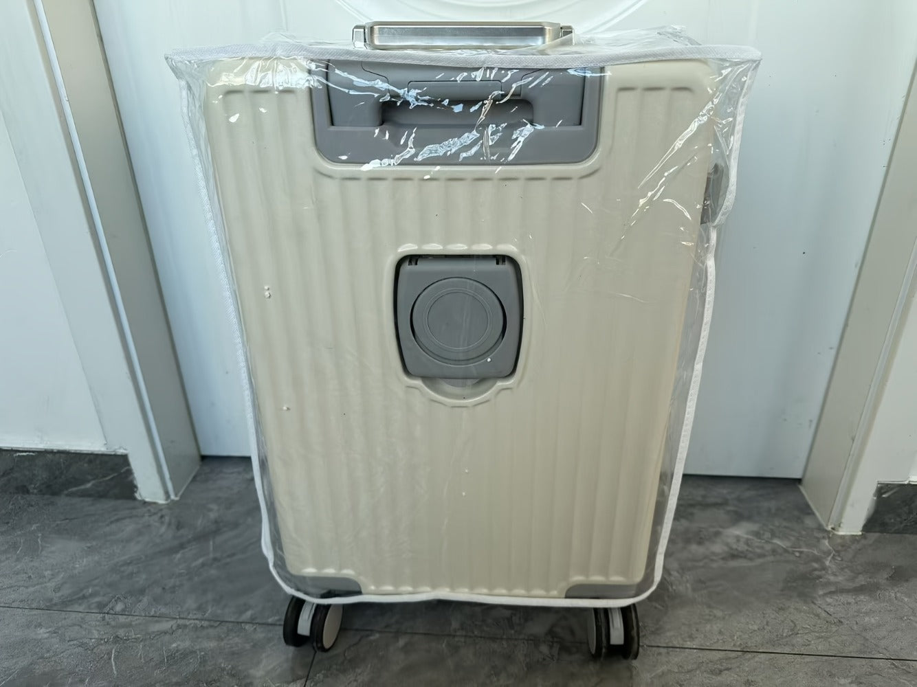 Carry On Luggage – 20 Inch, Spinner Wheels – detail view 23