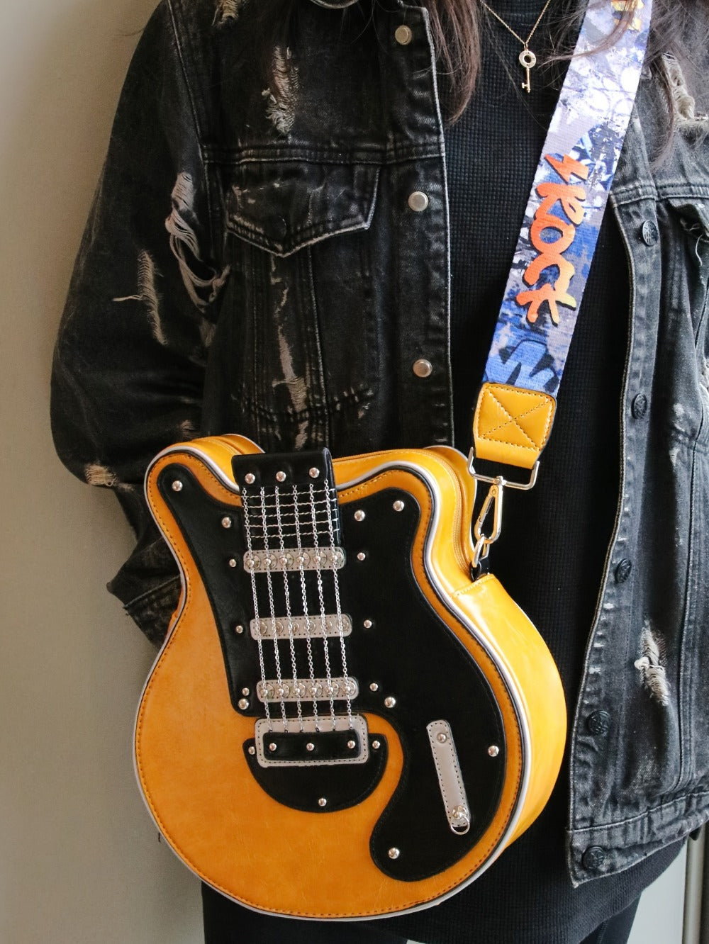 Crossbody Bag – Guitar Shaped Y2k Chain Rivet | Bag Vero – detail view 15