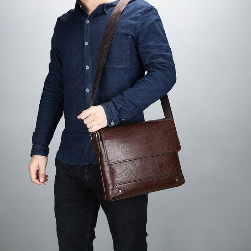 Simple khaki Men's bag with texture High Quality bag lid style shoulder bag, casual Men's multi pocket Men's bag, large capacity Men's bag, casual trendy mailman bag