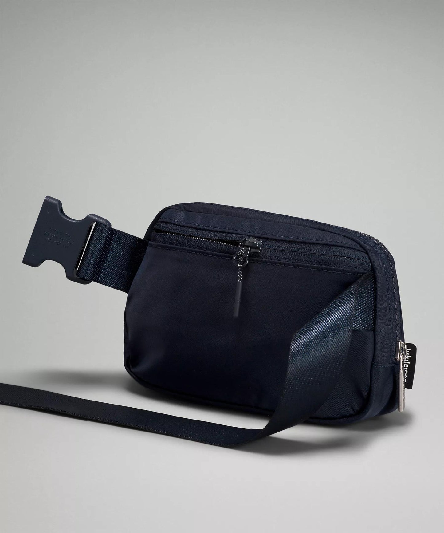 Lululemon Athletica Lululemon Everywhere Belt Bag 1L (True Navy) – Compact Hands-Free Waist Pack/Crossbody Sling, Unisex Adjustable Strap, Multiple Zippered Pockets & Main Compartment, Lightweight Streetwear Travel Festival Running Gym Everyday-Carry Orga