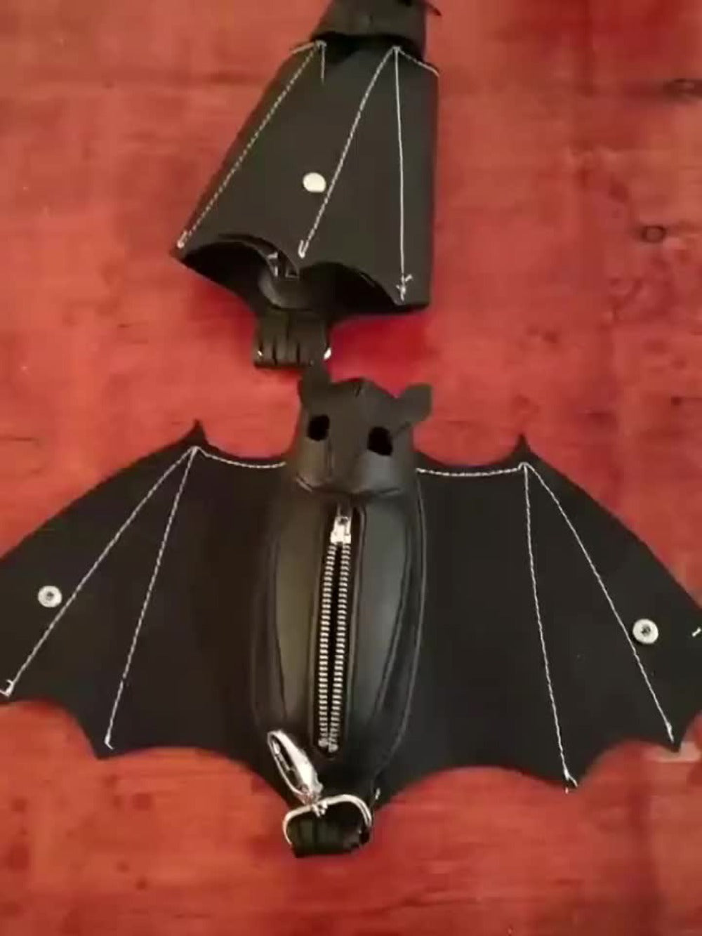 Gothic-style Synthetic Leather Bat Coin Purse And Key Storage Case - A Convenient Wallet for On-the-go Use - A Distinctive Crossbody Bag Perfect for Travel, Photography, Makeup, Or As A Gift