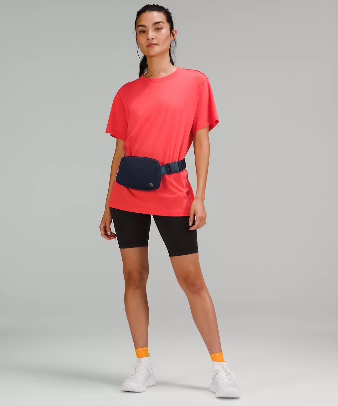 Lululemon Athletica Lululemon Everywhere Belt Bag 1L (True Navy) – Compact Hands-Free Waist Pack/Crossbody Sling, Unisex Adjustable Strap, Multiple Zippered Pockets & Main Compartment, Lightweight Streetwear Travel Festival Running Gym Everyday-Carry Orga