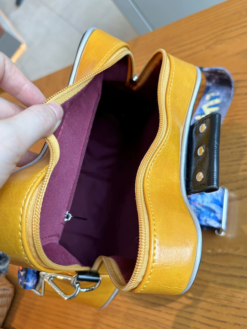 Crossbody Bag – Guitar Shaped Y2k Chain Rivet | Bag Vero – detail view 20