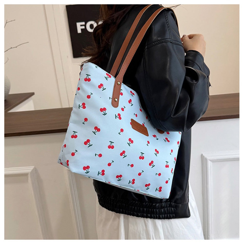 A Stylish And Spacious Handbag for Women, Perfect for Commuting, Featuring a Unique Printed Design That Can Be Used in Various Ways