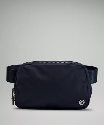 Lululemon Athletica Lululemon Everywhere Belt Bag 1L (True Navy) – Compact Hands-Free Waist Pack/Crossbody Sling, Unisex Adjustable Strap, Multiple Zippered Pockets & Main Compartment, Lightweight Streetwear Travel Festival Running Gym Everyday-Carry Orga